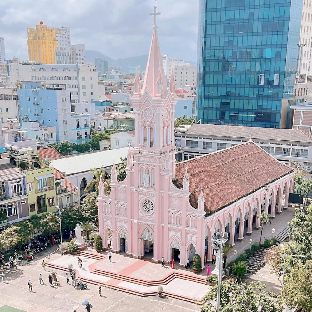 The cathedral is located near many famous tourist attractions in Da Nang